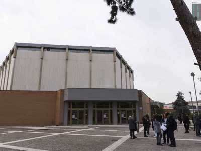 Uusciamo all'esterno e approdiamo di fronte al moderno edificio esagonale dell�auditorium, realizzato a partire dal 1966 e inaugurato nel 1981. Una struttura che per� nel 1991 fu chiusa per questioni di agibilit�, rimanendo inutilizzata per ben 26 anni. Solo alla fine del 2017 l�auditorium � stato infatti riaperto al pubblico, dopo interminabili lavori e beghe burocratiche